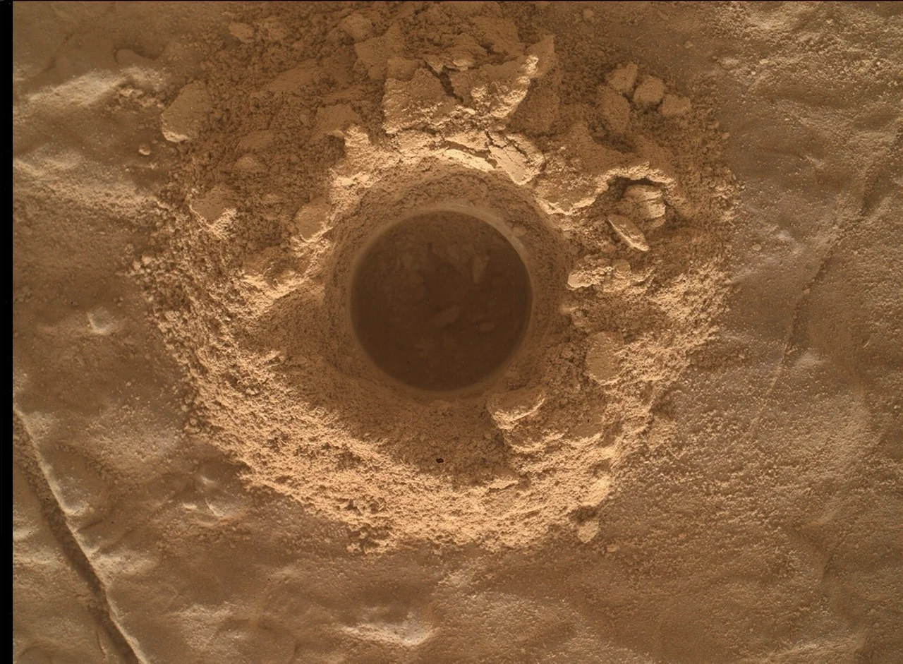 Марсоход Curiosity обнаружил рекордное поле полигональных трещин в кратере Гейла