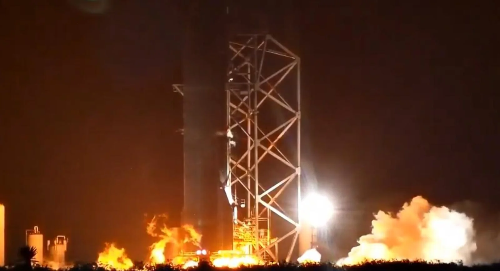 SpaceX отложила первую попытку поймать Starship стартовой башней на несколько месяцев