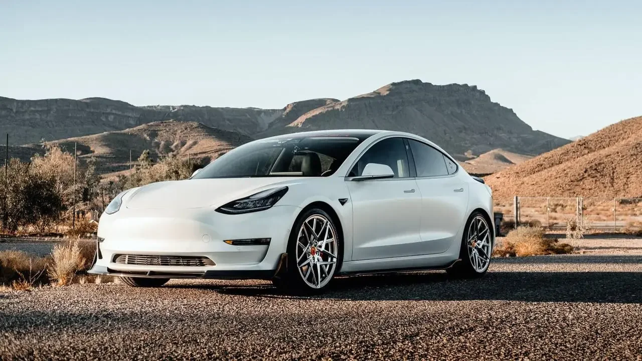Tesla отзывает почти 6 млн электромобилей в Китае: проблемы с дверными ручками и контролем внимания водителя
