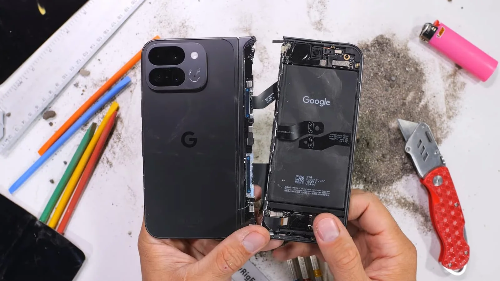 JerryRigEverything: Google Pixel 11 Pro Fold снова сломался по линии антенн, но не загорелся