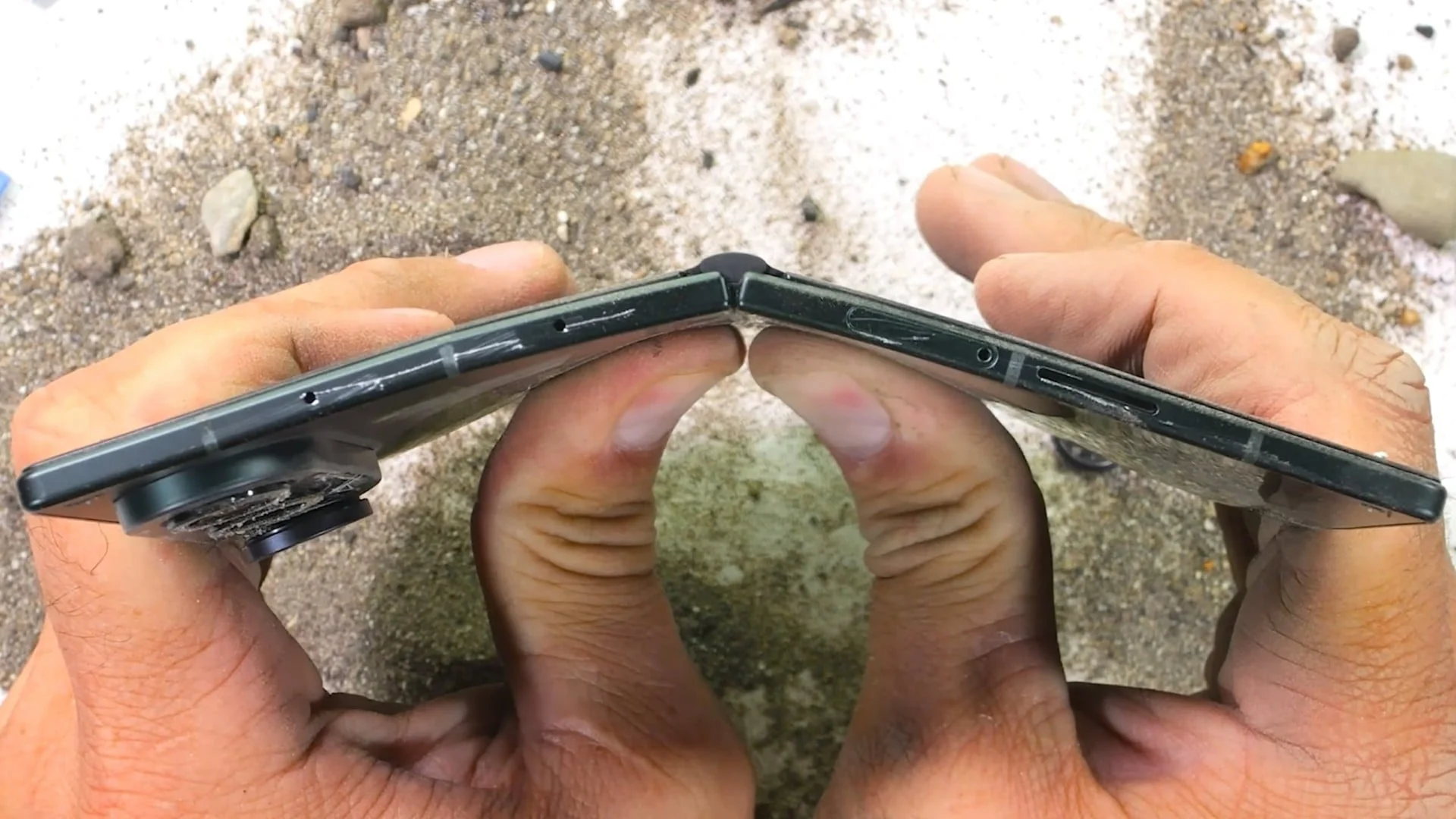 Samsung Galaxy Z Fold 8 Ultra не выдержал тест на прочность от JerryRigEverything