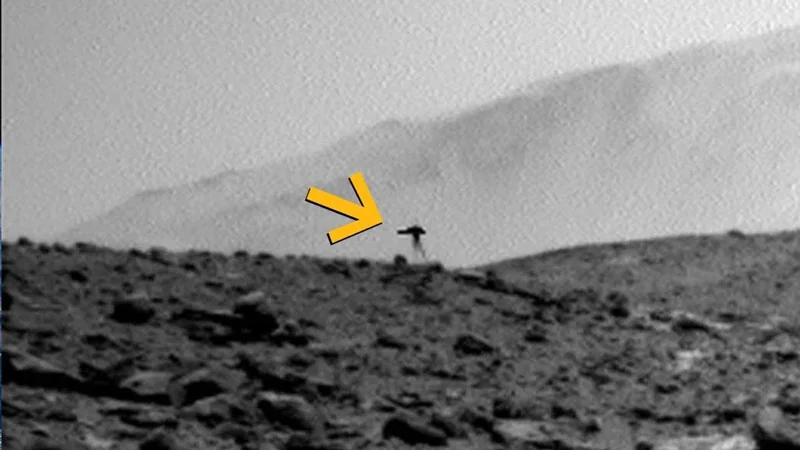 Марсоход Curiosity «запечатлел боевой треножник»: как парейдолия создает марсианские сенсации