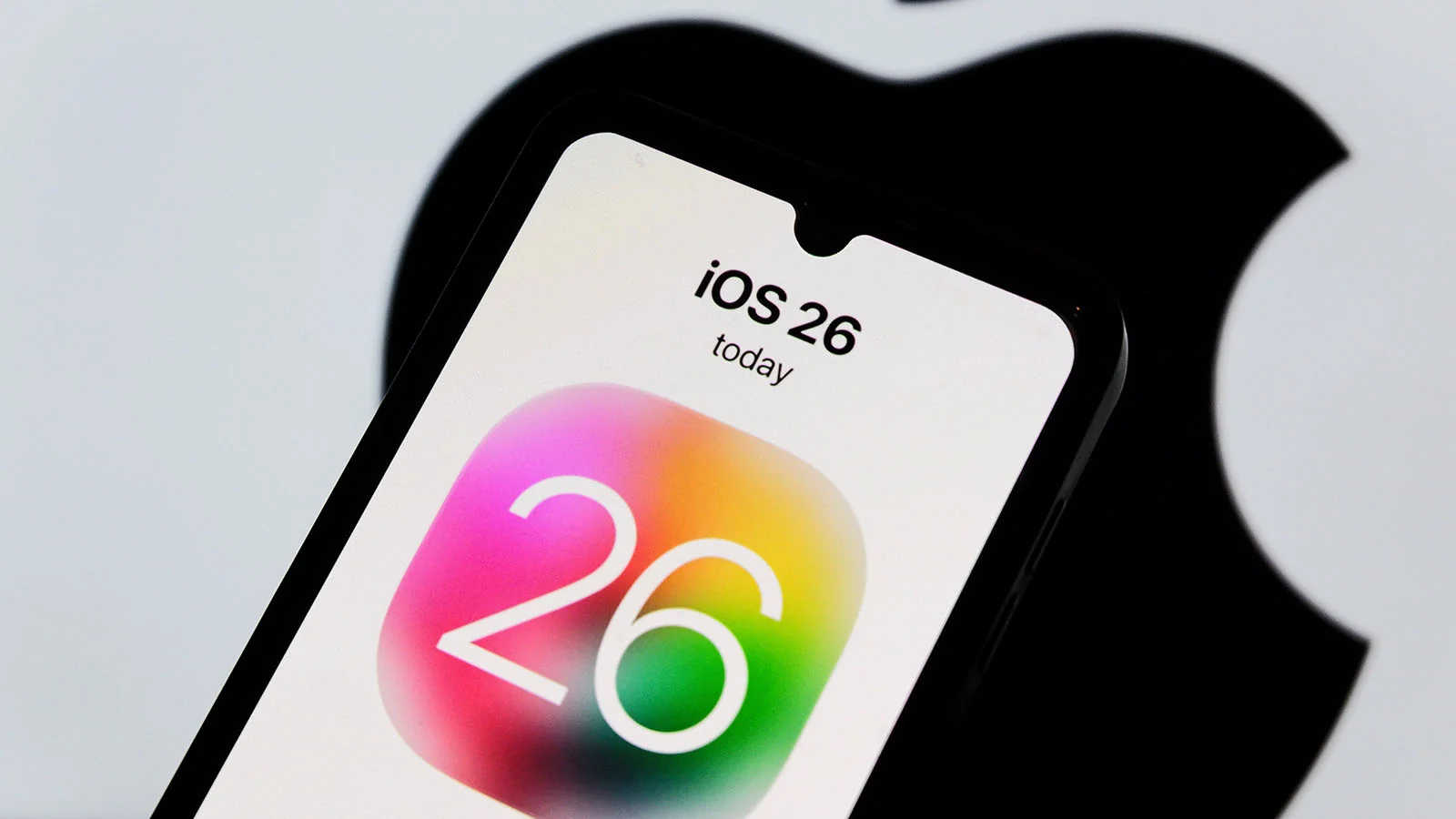 логотип iOS 26.6 на фоне iPhone