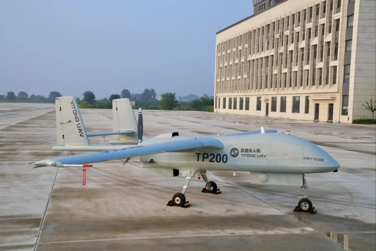 беспилотник Yitong TP200 на взлетно-посадочной полосе в Яньтае