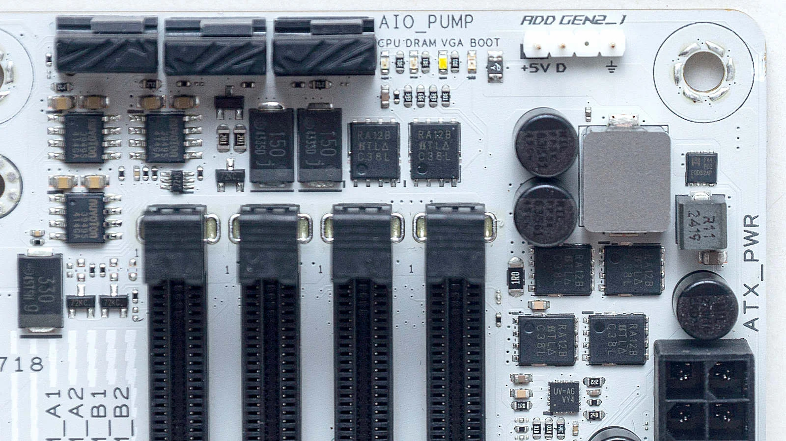 слот PCIe 5.0 с перемычкой бифуркации на плате AAEON MIX-Q870A1