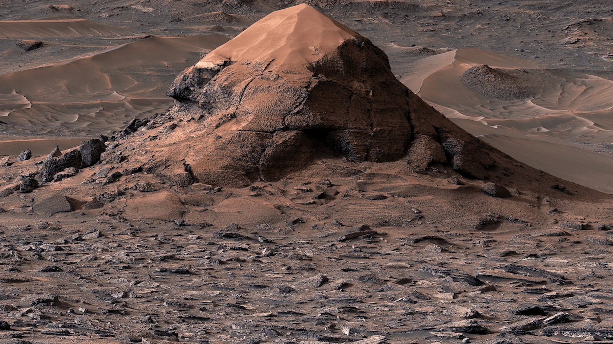 Марсоход Curiosity на фоне поля полигональных трещин в долине Валле-Гранде