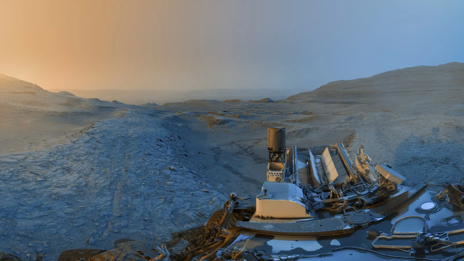 Марсоход Curiosity на склоне горы Шарп в кратере Гейла