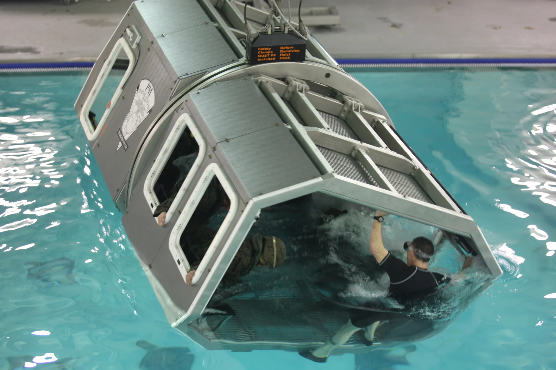 испытания прототипа QuadBoat в бассейне