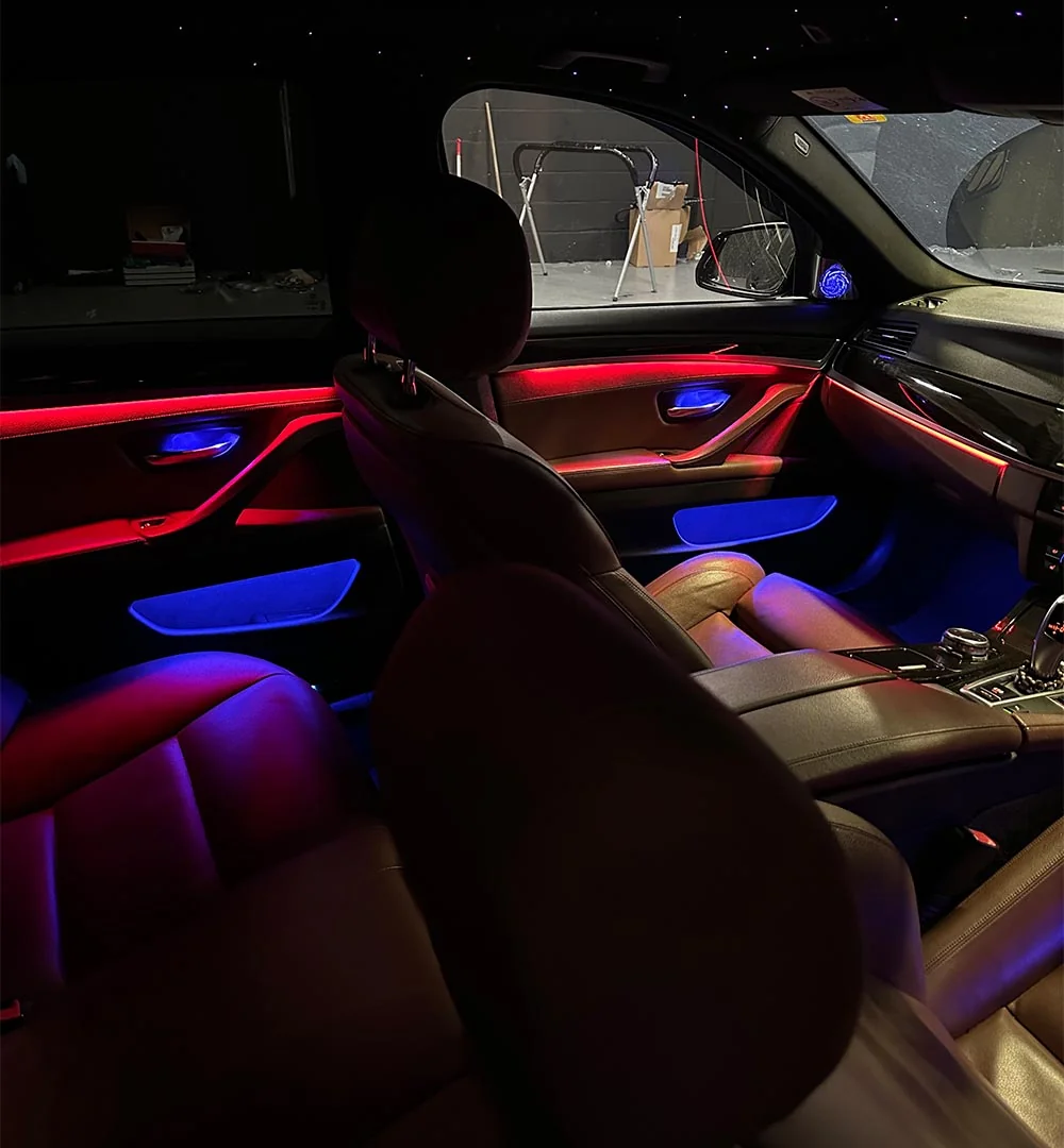 салон BMW с активной подсветкой Ambient Light во время рекламного ролика