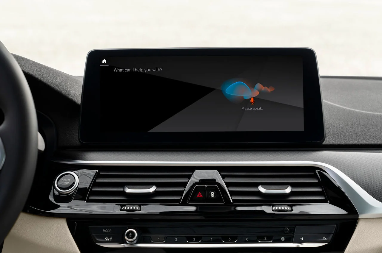 логотип BMW OS на экране мультимедиа системы