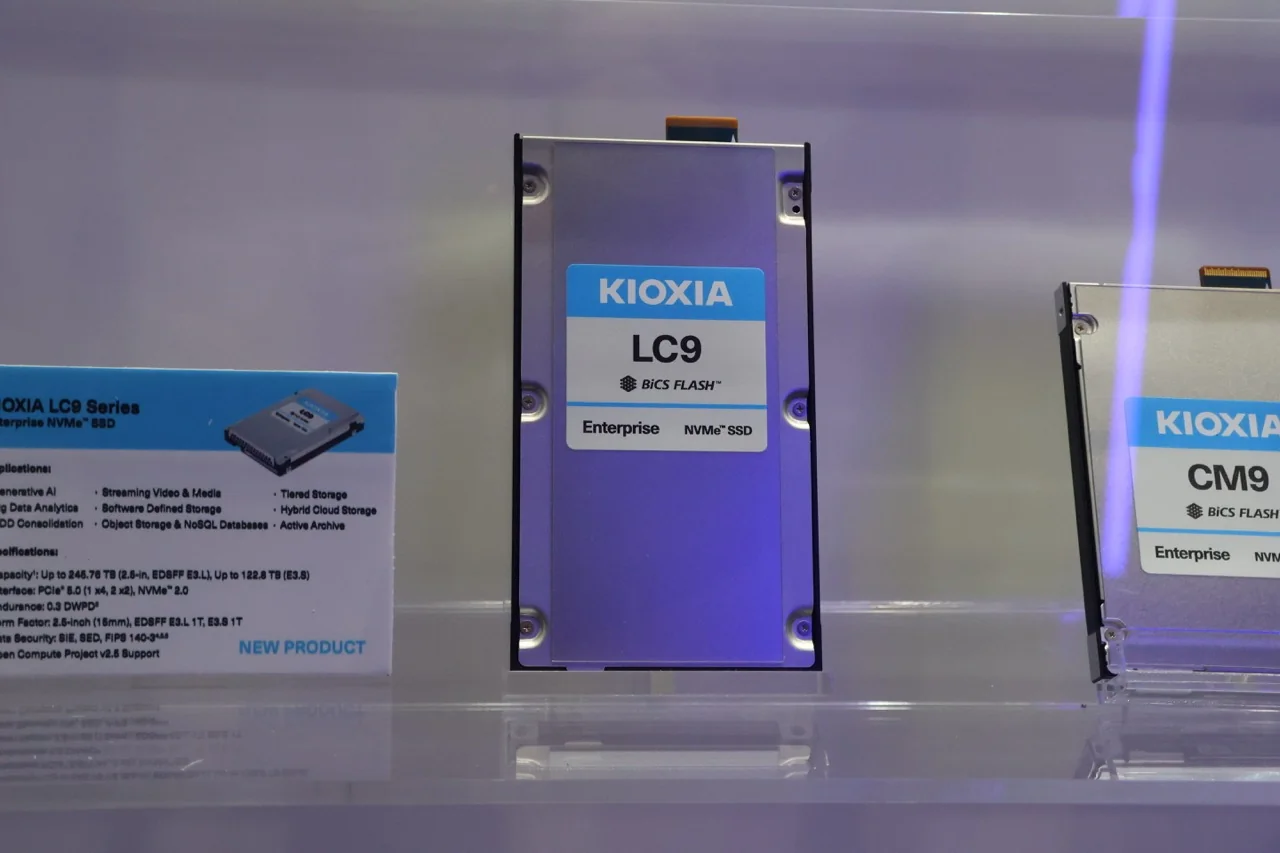 стенд Kioxia на выставке FMS 2026 с модулями XL1