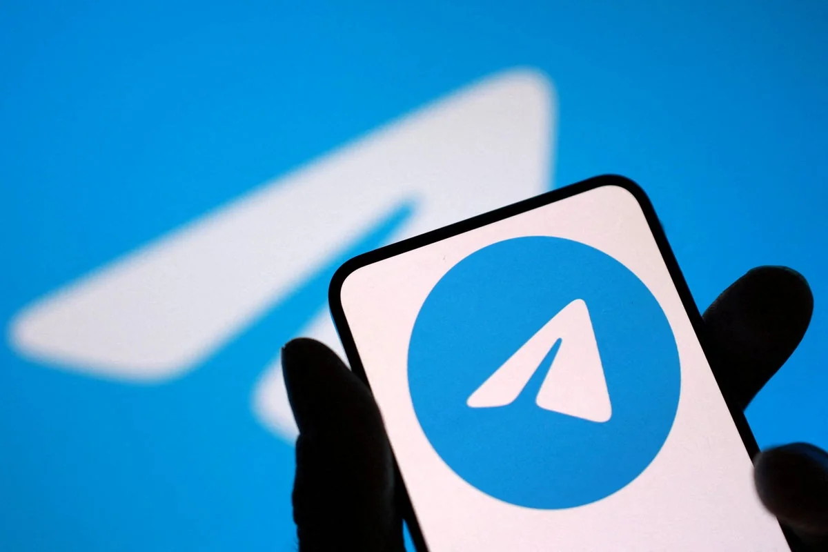логотип Telegram и App Store на фоне смартфона