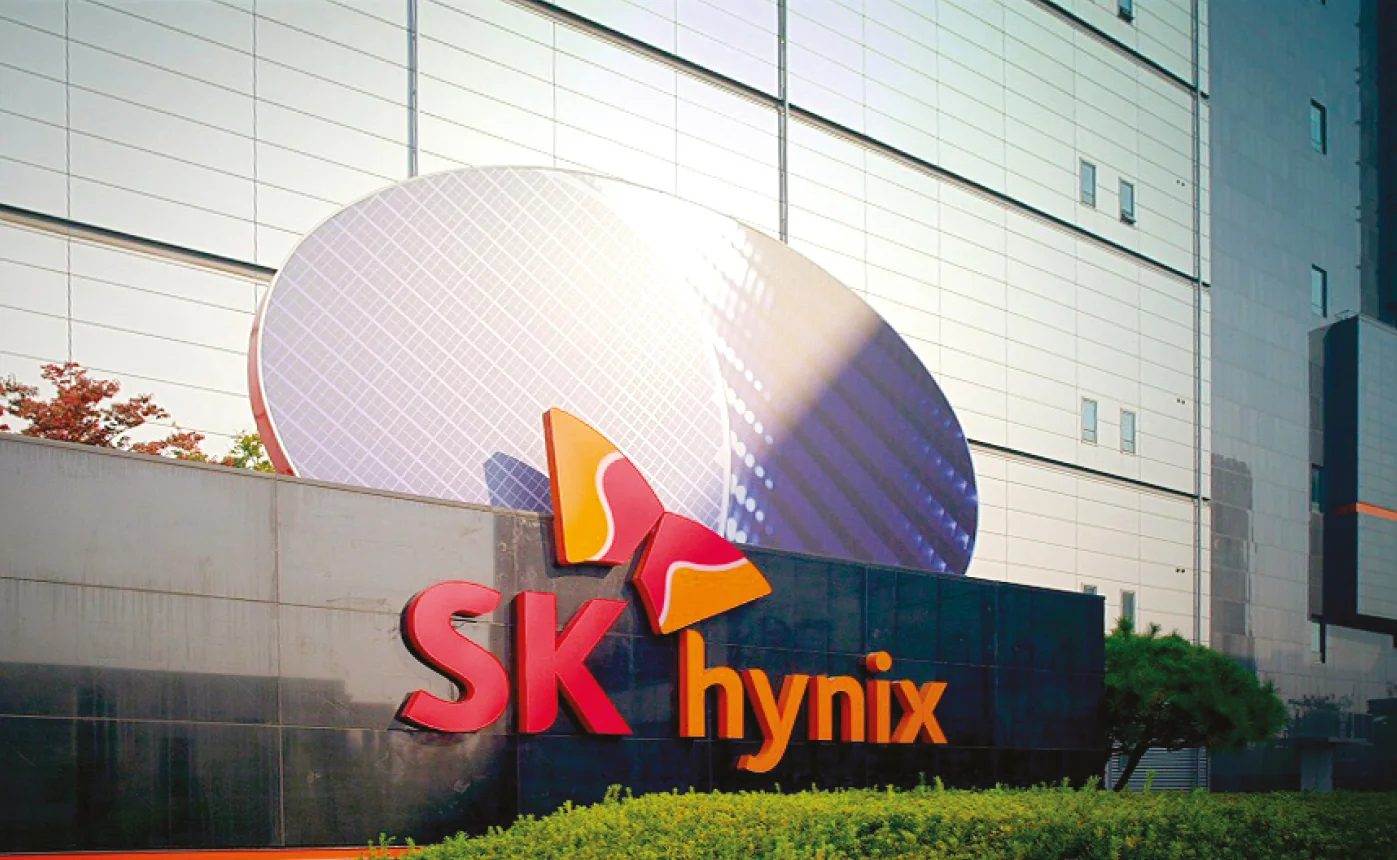 логотипы Samsung и SK hynix на фоне полупроводникового завода