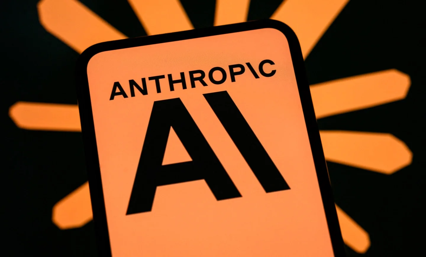 логотип Anthropic и символика разработки чипов