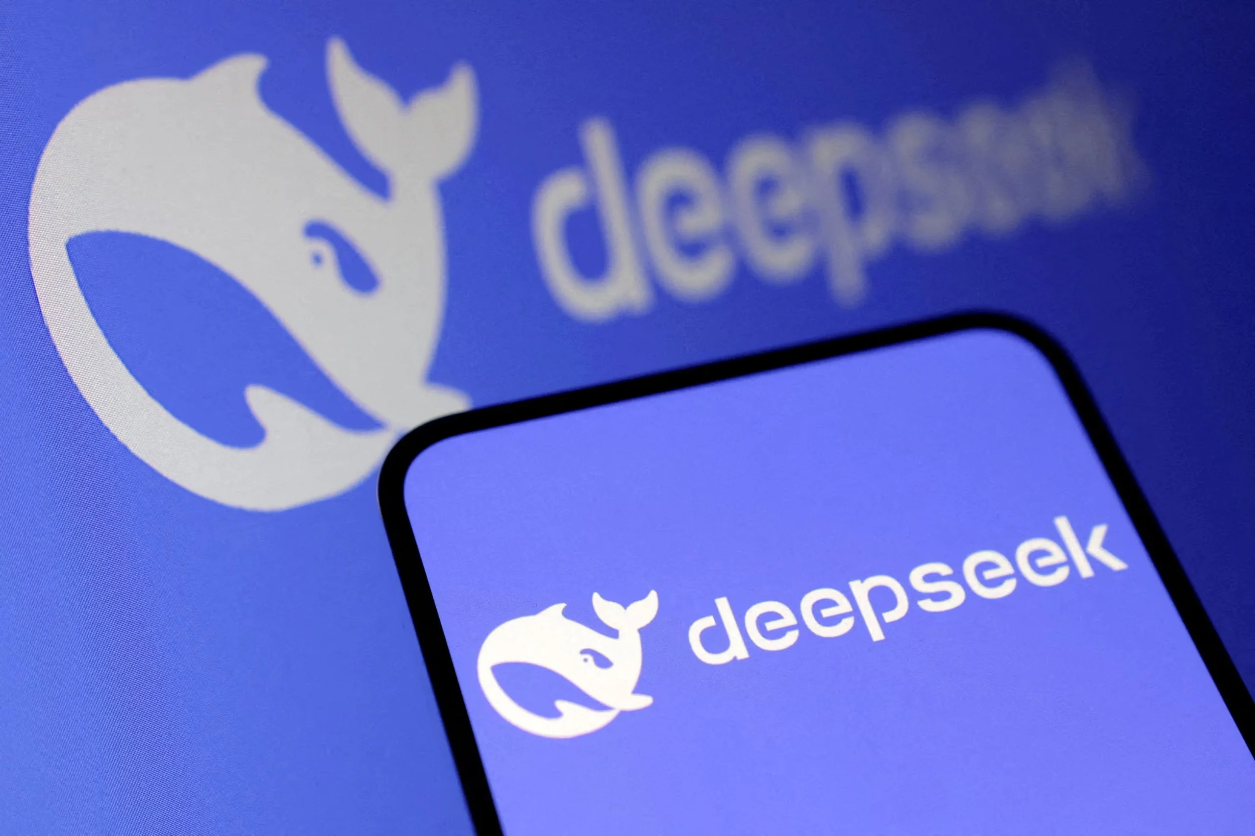 логотип DeepSeek на фоне дата-центра