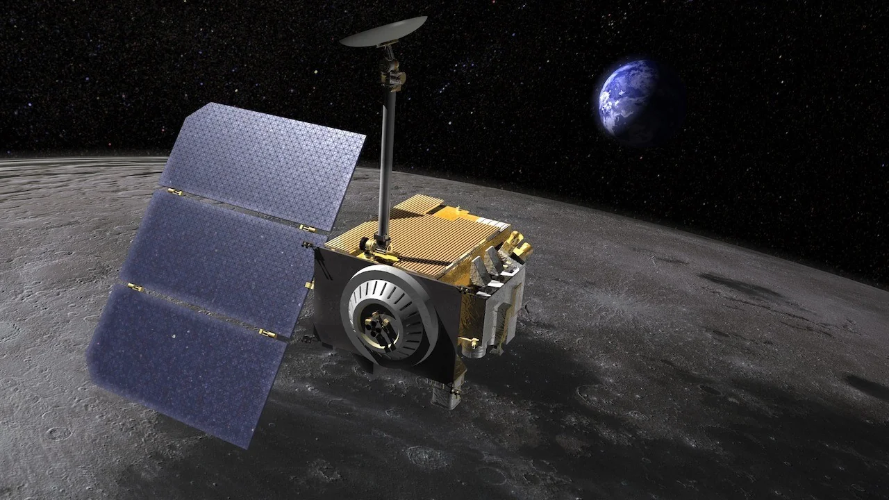 Орбитальный аппарат NASA LRO для съемки кратера