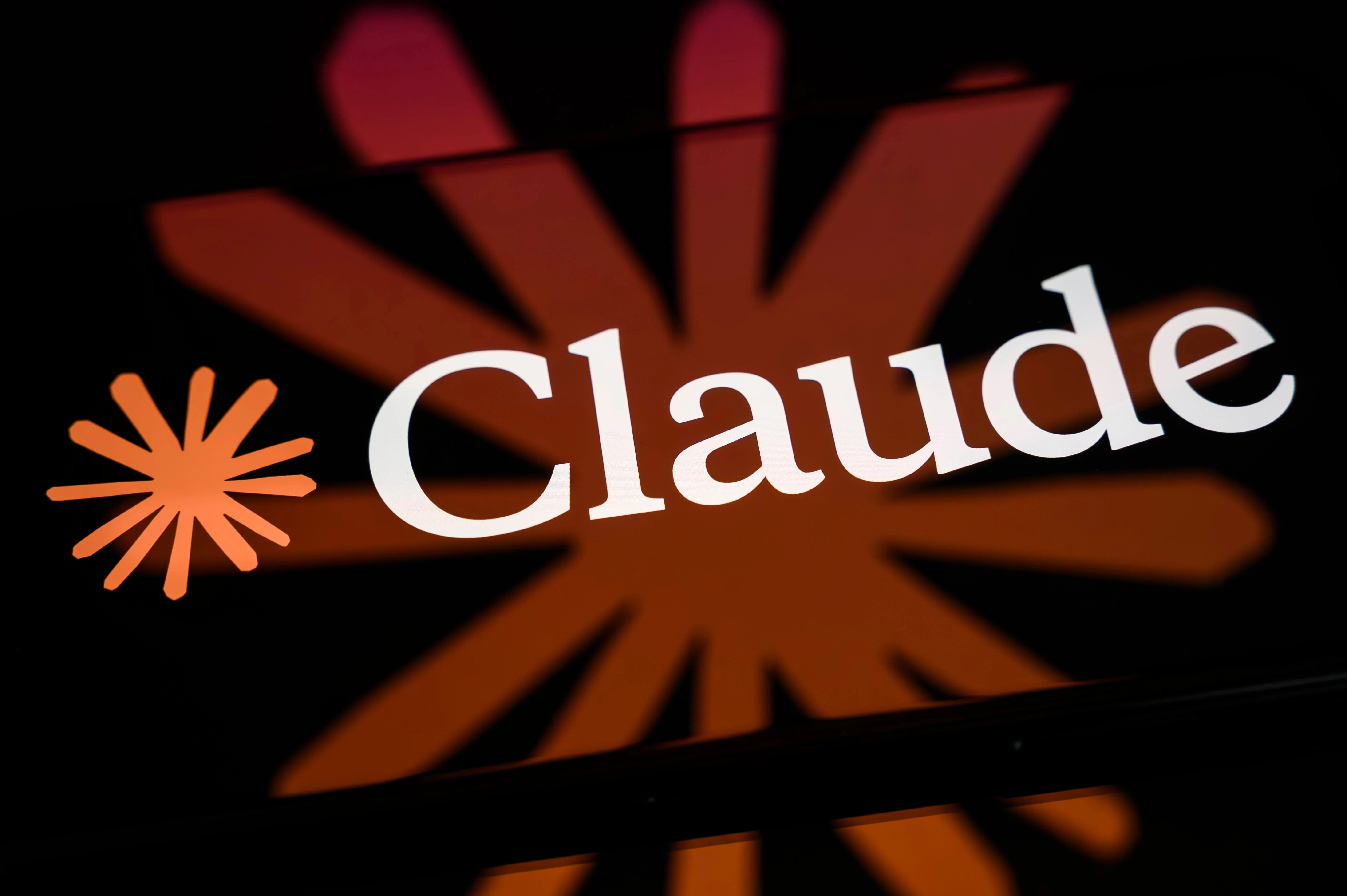 логотип Claude на фоне биржевого табло