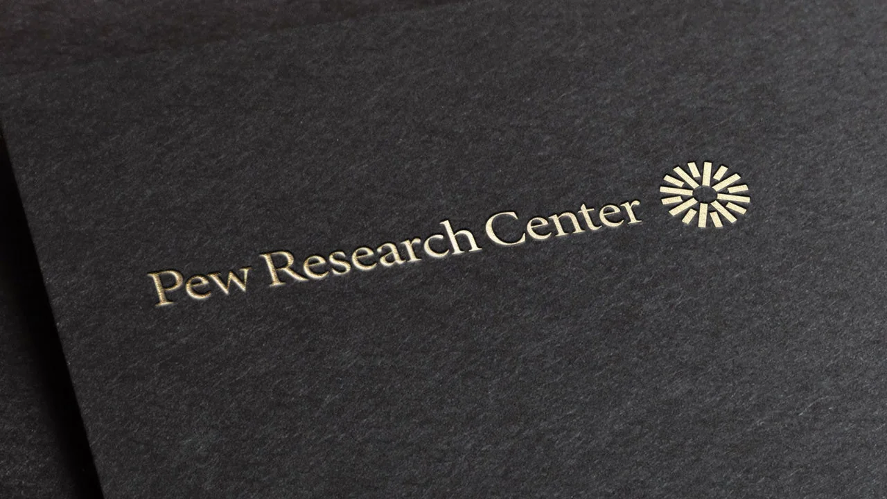 Логотип Pew Research Center и схемы анализа веб-страниц
