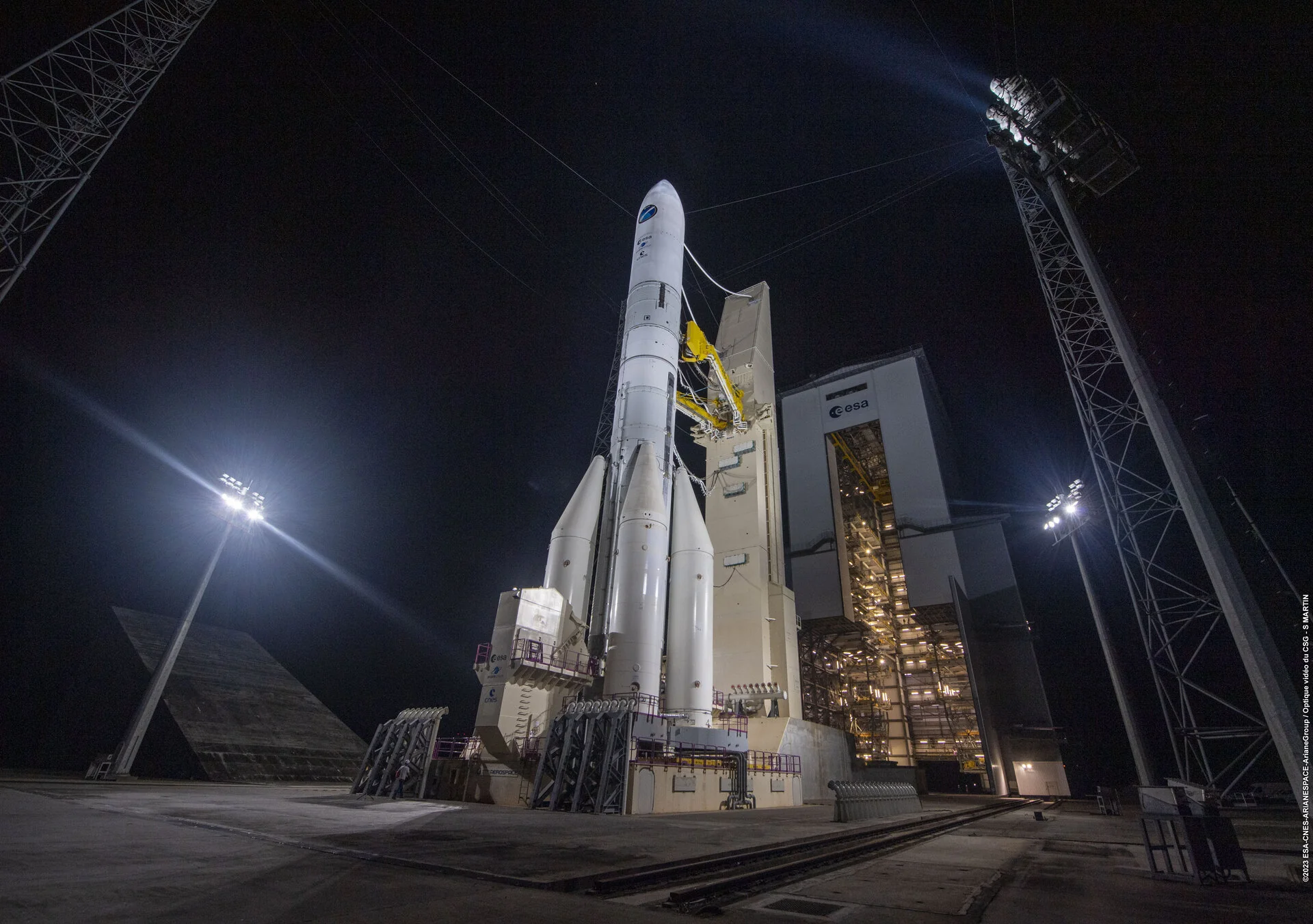 Ракета-носитель Ariane 6 на старте в Куру
