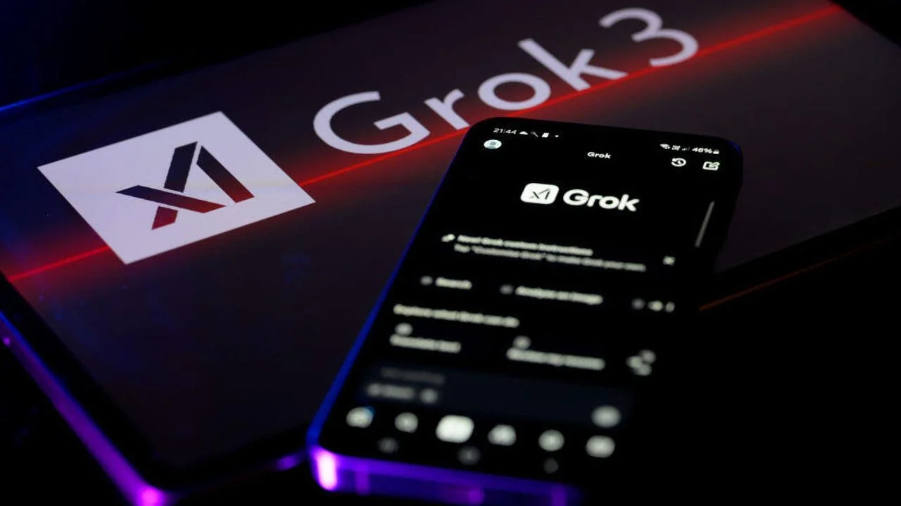 логотип xAI и модель Grok на фоне серверного оборудования