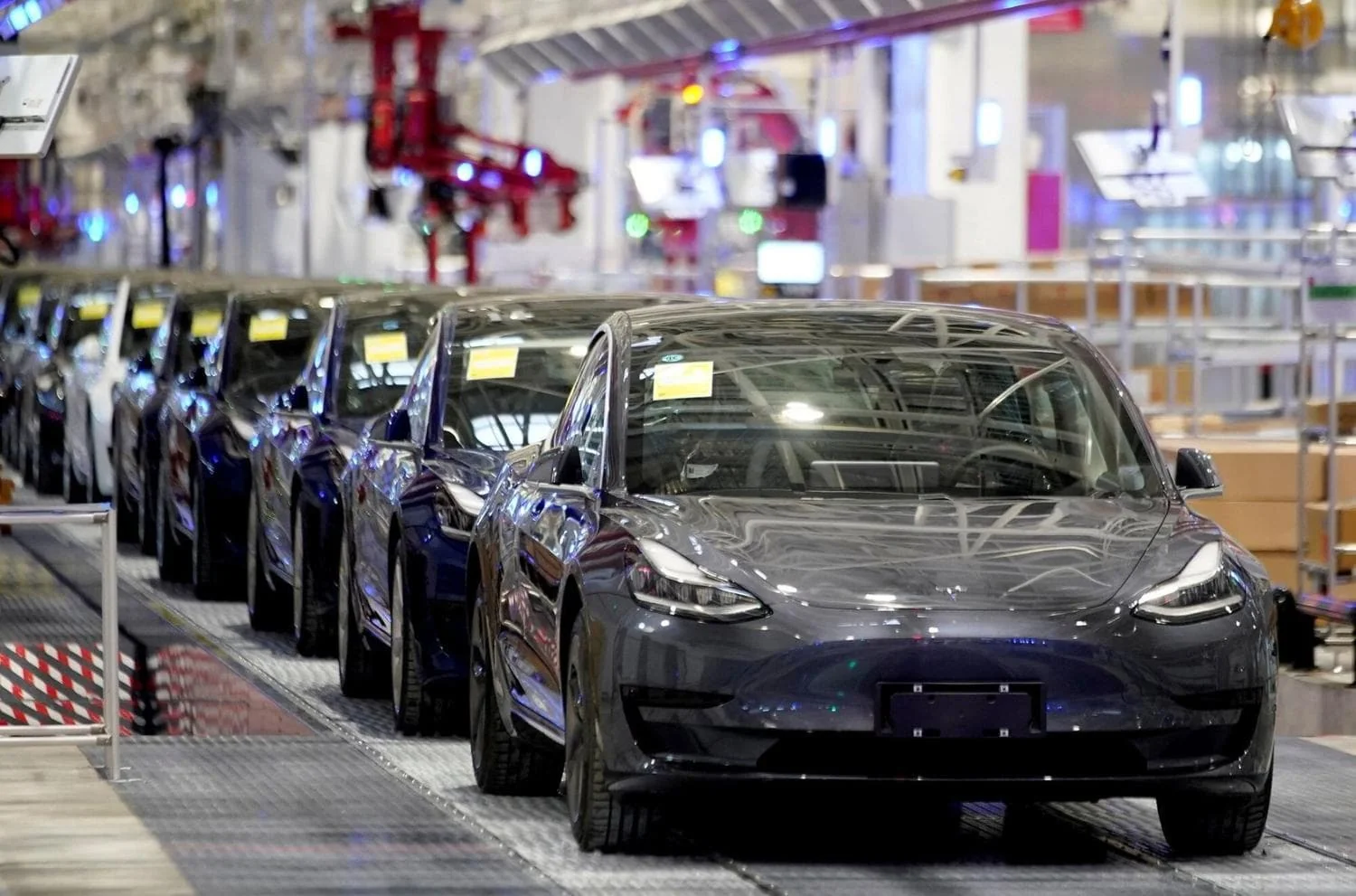 электромобили Tesla Model 3 и Model Y на заводе в Шанхае