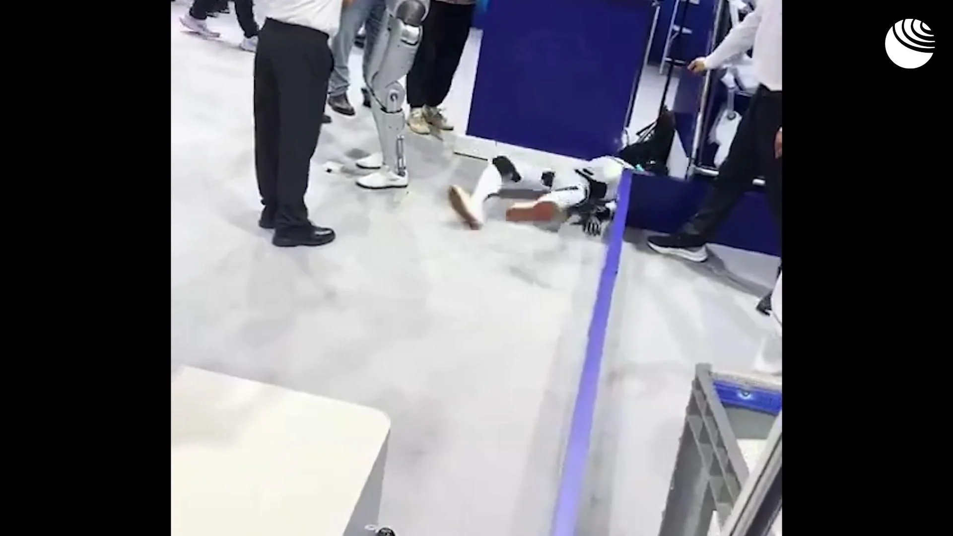робот RealBOT-01 на конференции World Robot Conference 2026