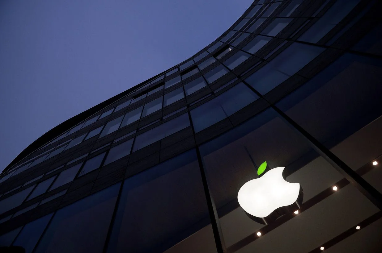 логотип Apple на фоне офисного здания