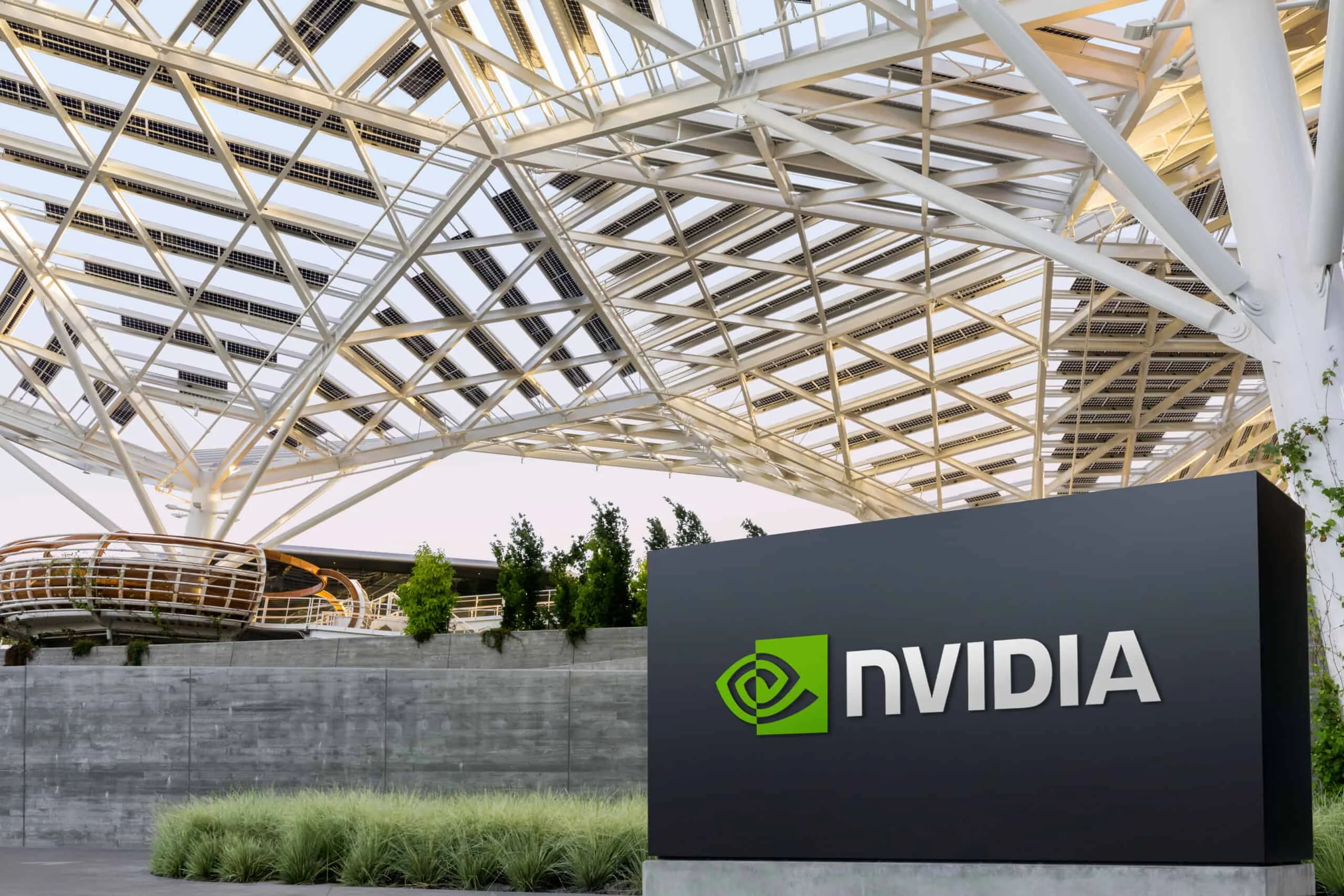 логотип Nvidia и Poolside на фоне дата-центра