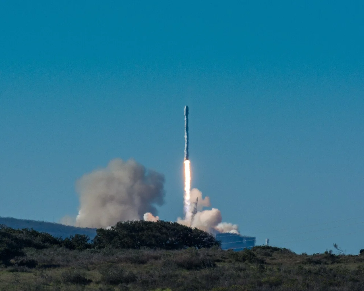 Ракета Falcon 9 на стартовом комплексе SLC-4E базы Ванденберг