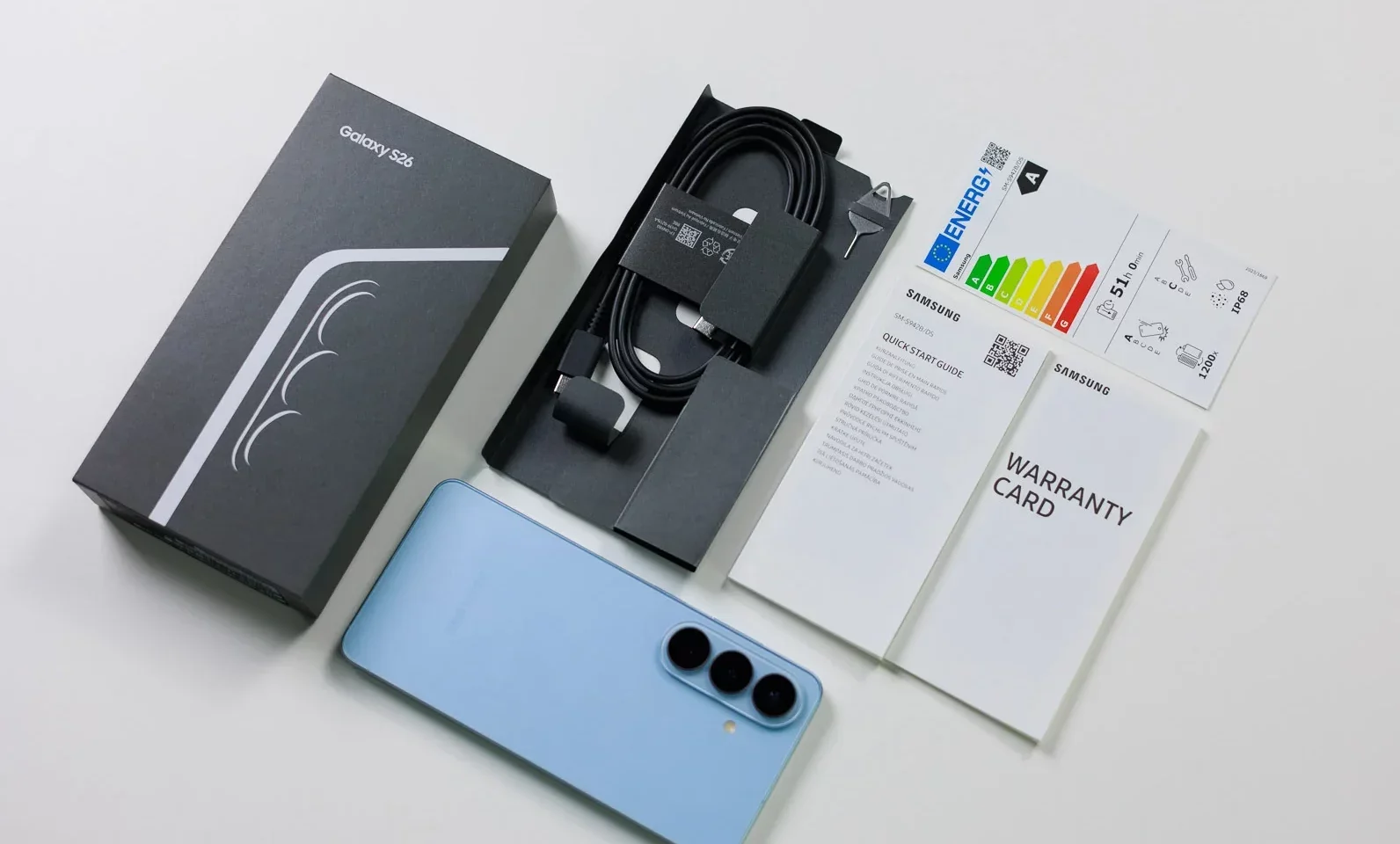 коробка Samsung Galaxy S26 FE с кабелем и скрепкой
