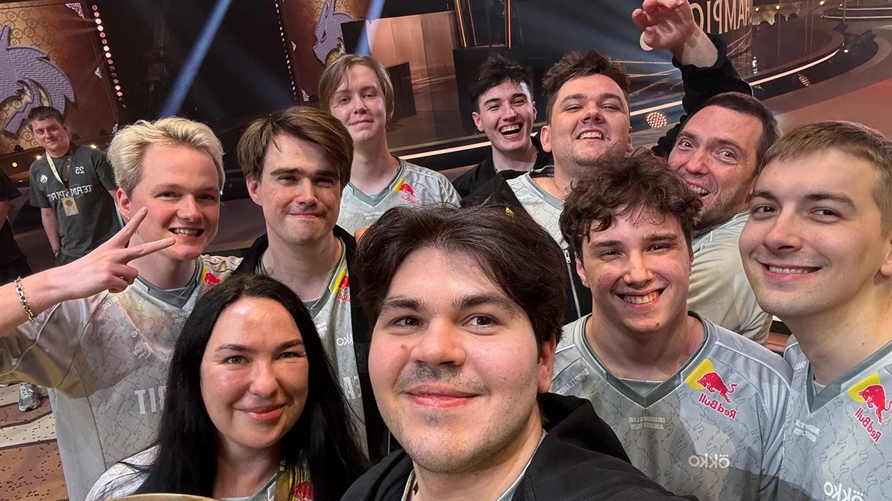 команда Team Spirit с трофеем Aegis of Champions на The International 2026