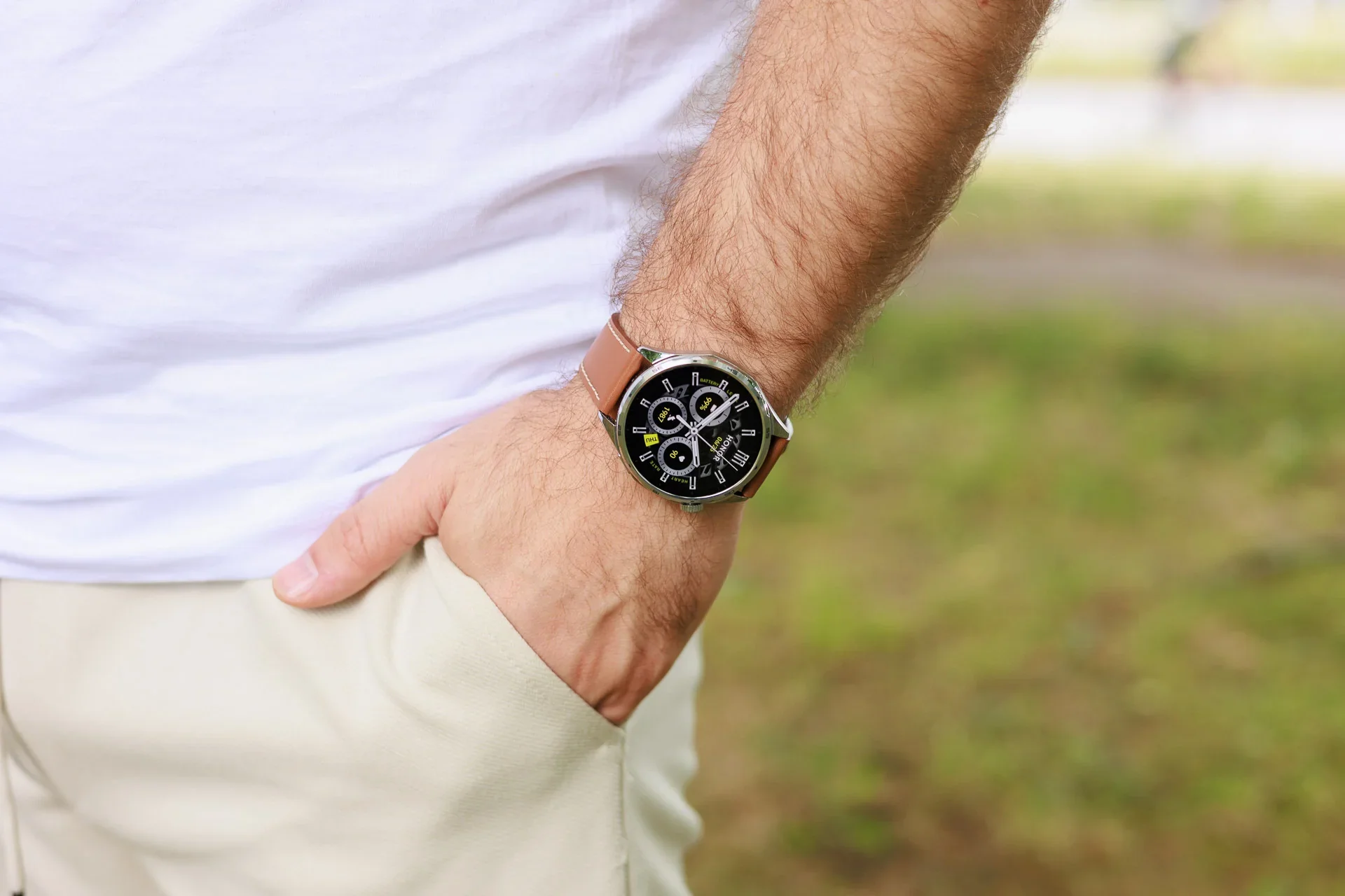 смарт-часы Honor Watch 6 черного цвета на руке