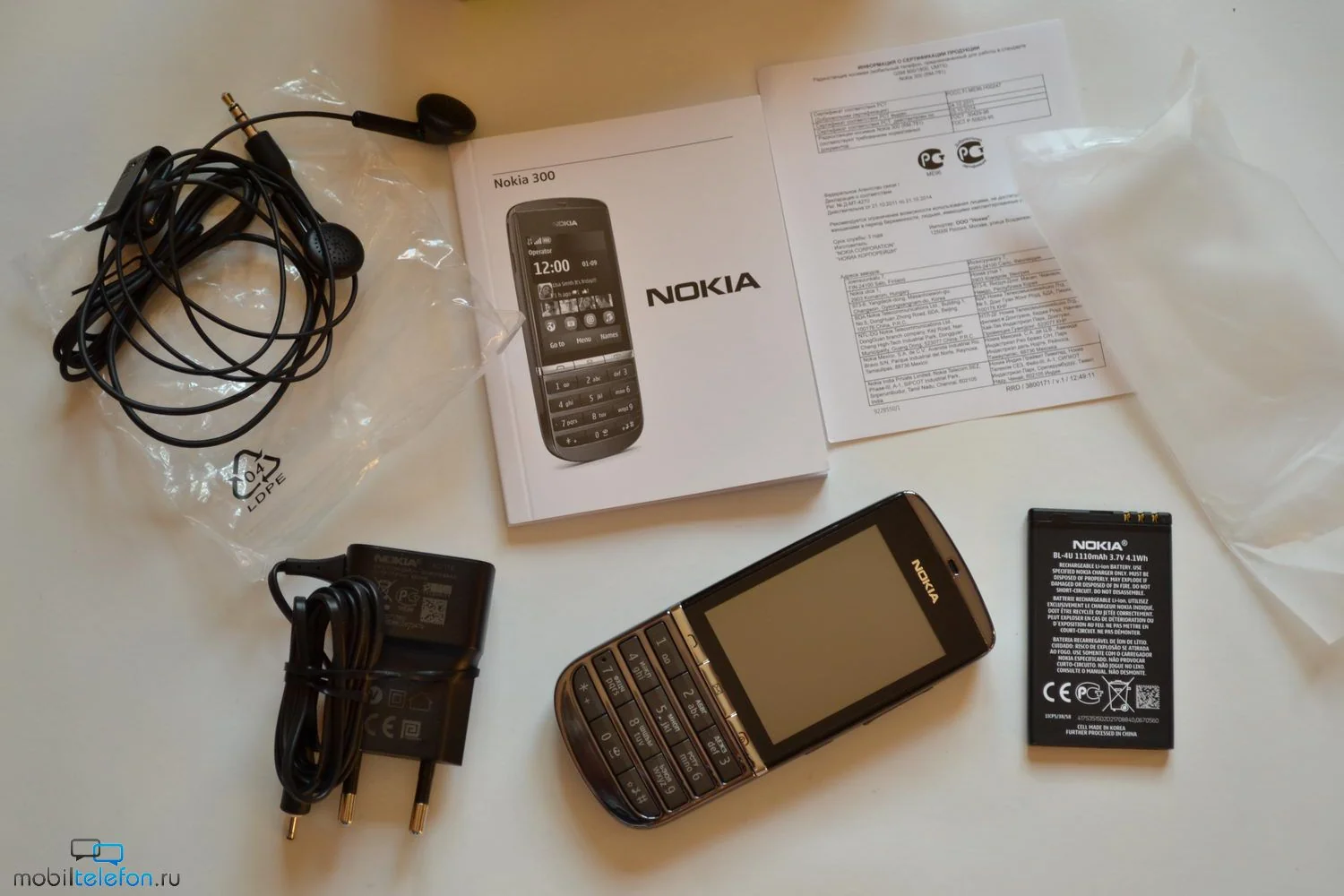 комплектация и упаковка Nokia 300 Charge