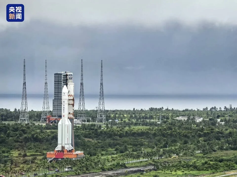 Ракета-носитель «Чанчжэн-5» на стартовом комплексе космодрома Вэньчань
