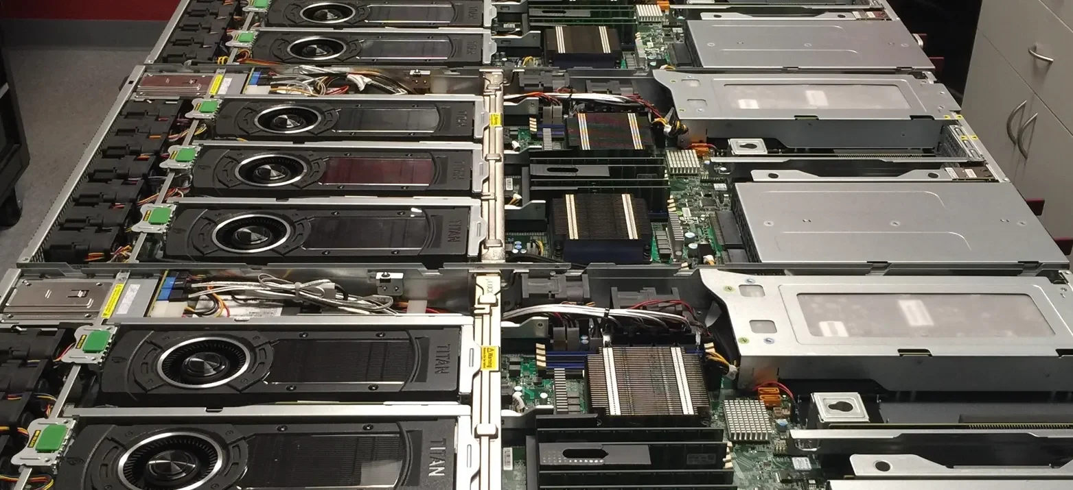 серверная стойка с GPU для обучения ИИ-моделей
