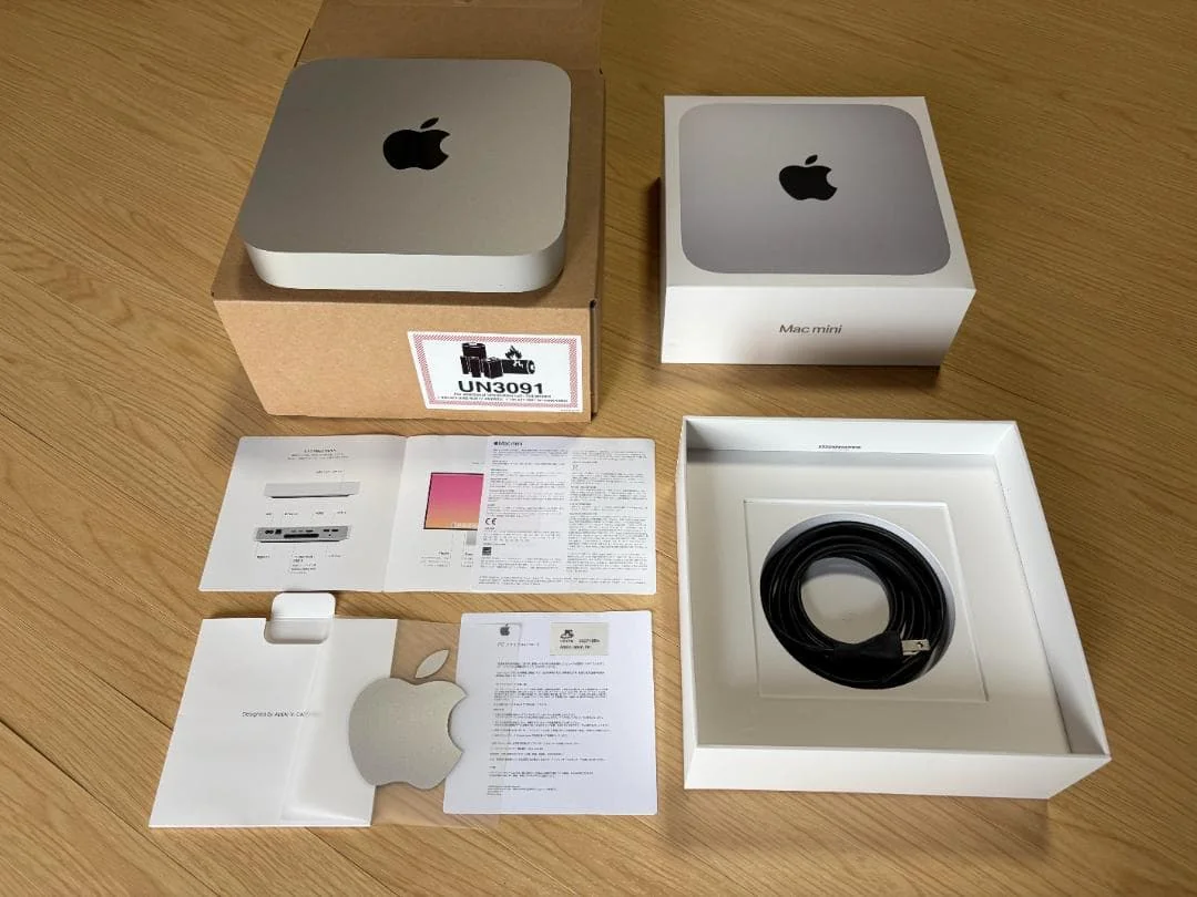 Коробка Mac mini нового поколения с логотипом macOS 27