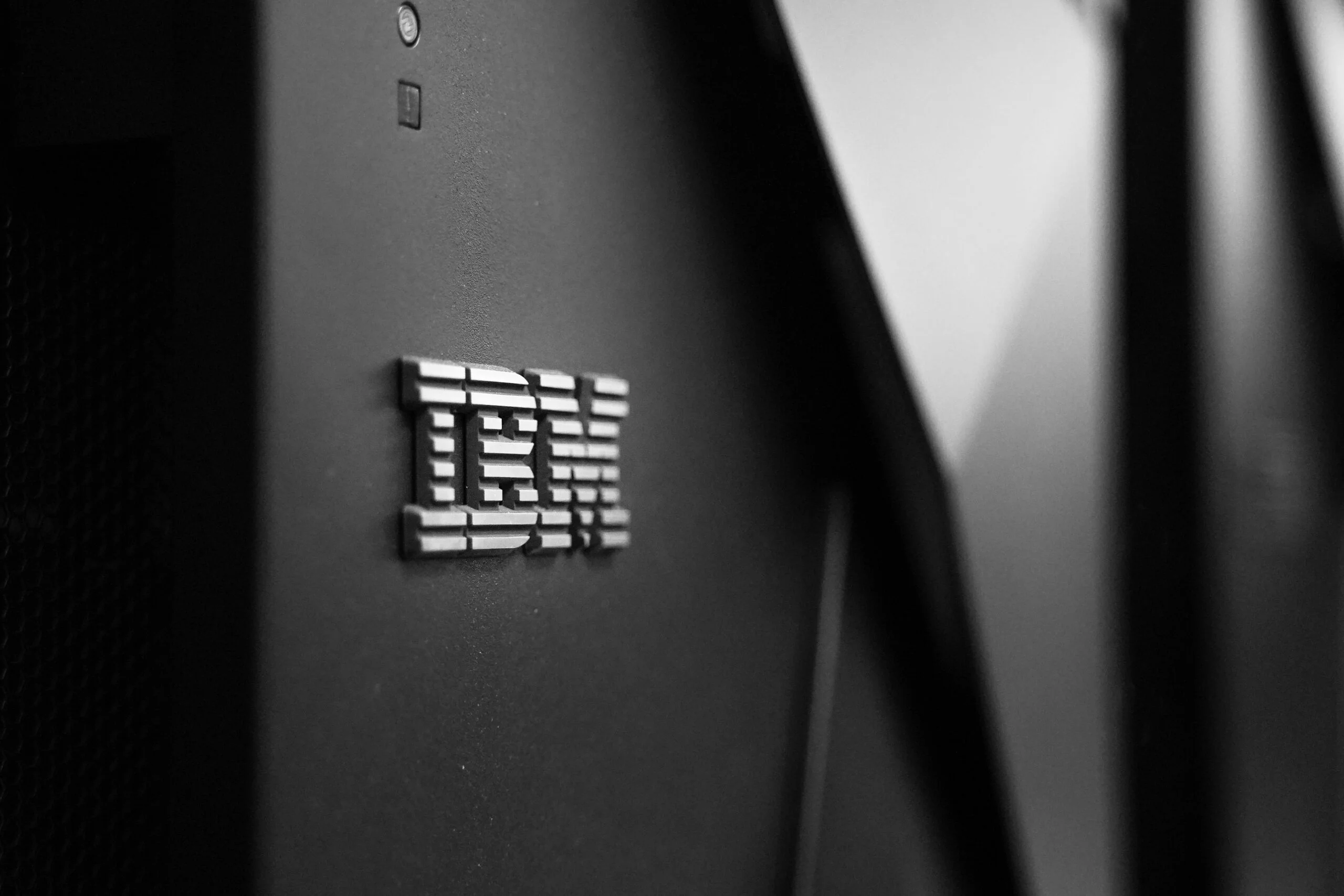 логотип Xinuos и IBM на фоне судебного заседания