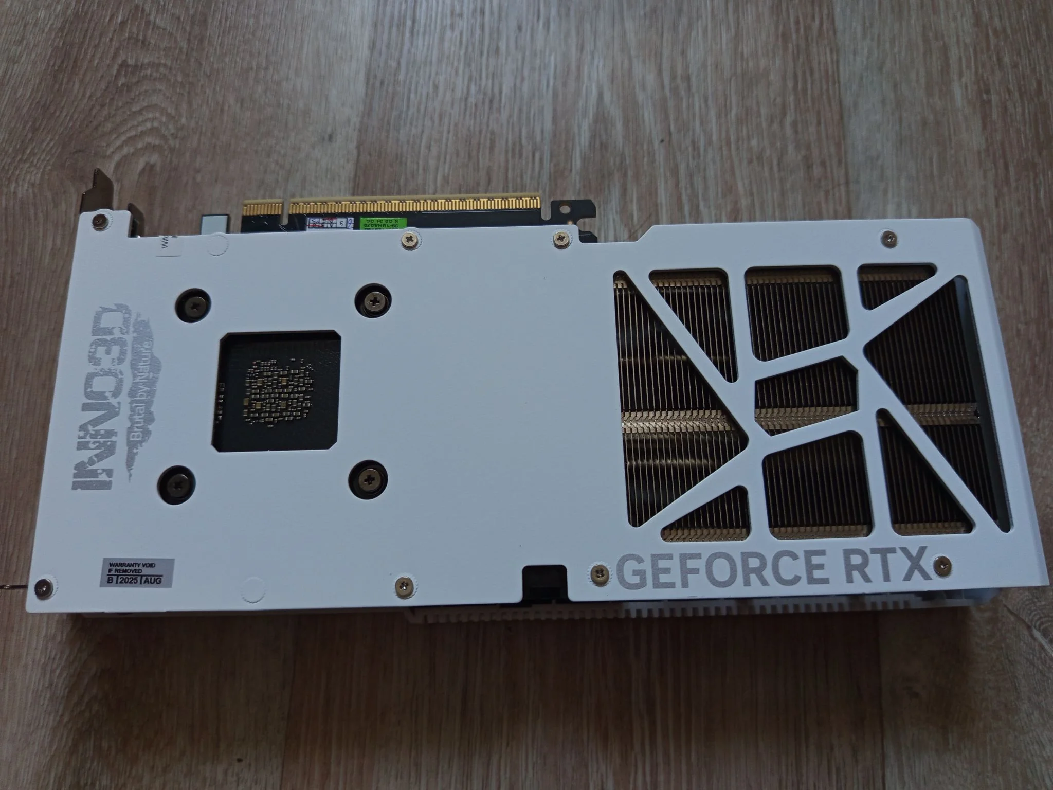 задняя панель Inno3D GeForce RTX 5060 Ti 16GB Pro с портами