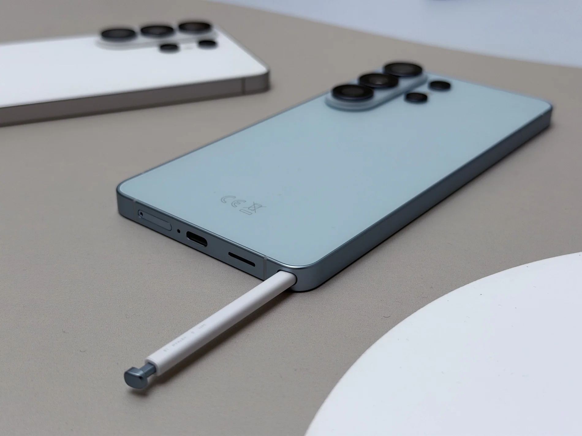 Samsung Galaxy S27 Ultra с S Pen в слоте