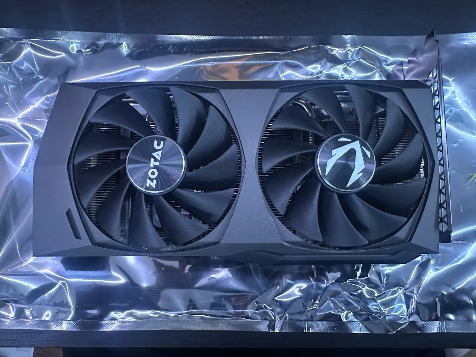 видеокарта GeForce RTX 3060 12 ГБ в коробке