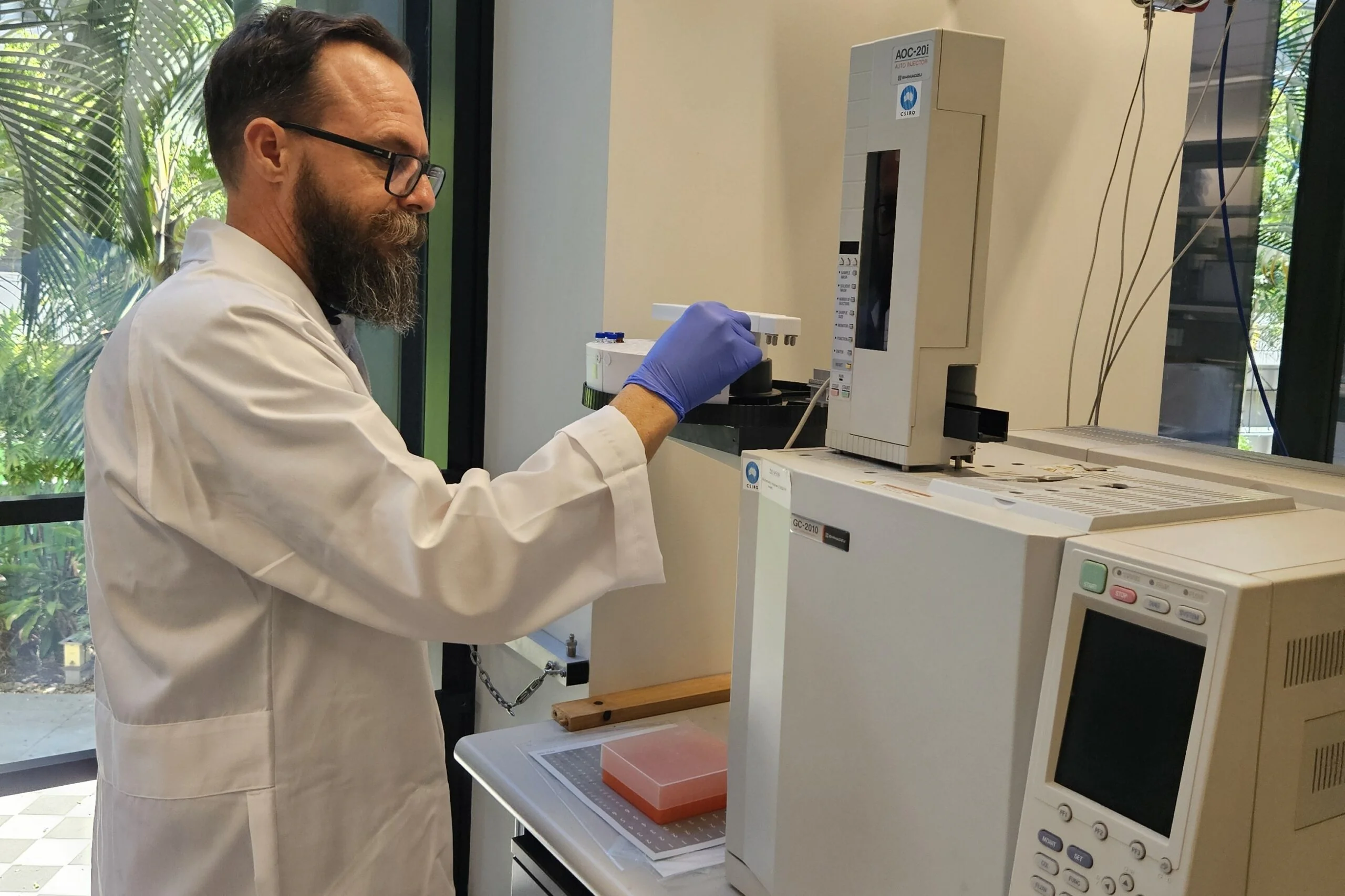 Джеймс Квач в лаборатории CSIRO