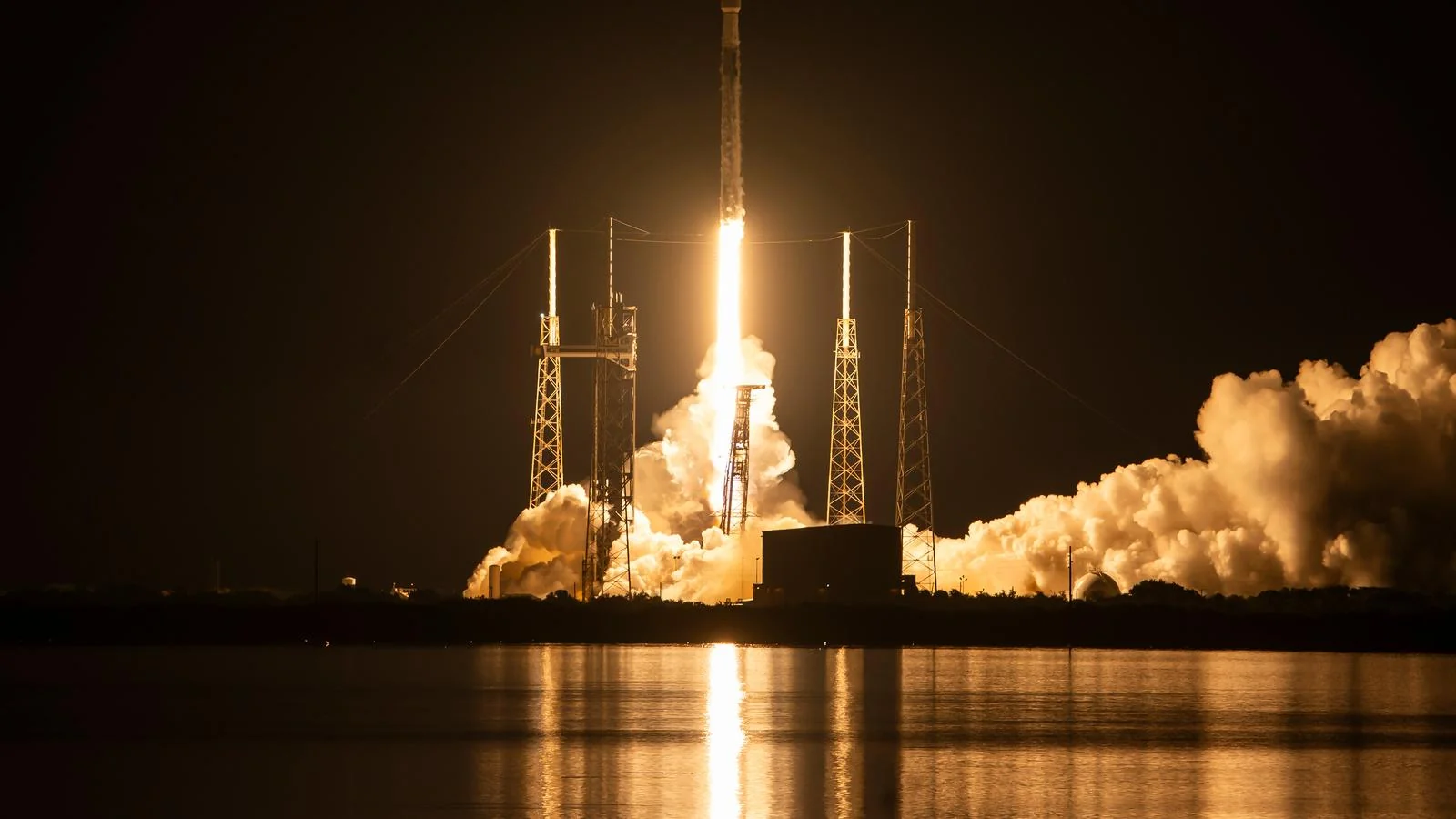 Ракета Falcon 9 на стартовом комплексе в Флориде