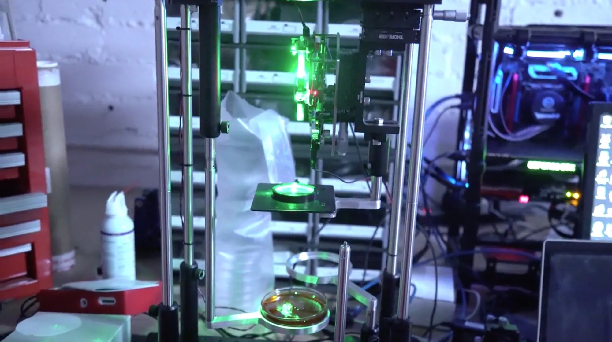 Голографический 3D-принтер в работе