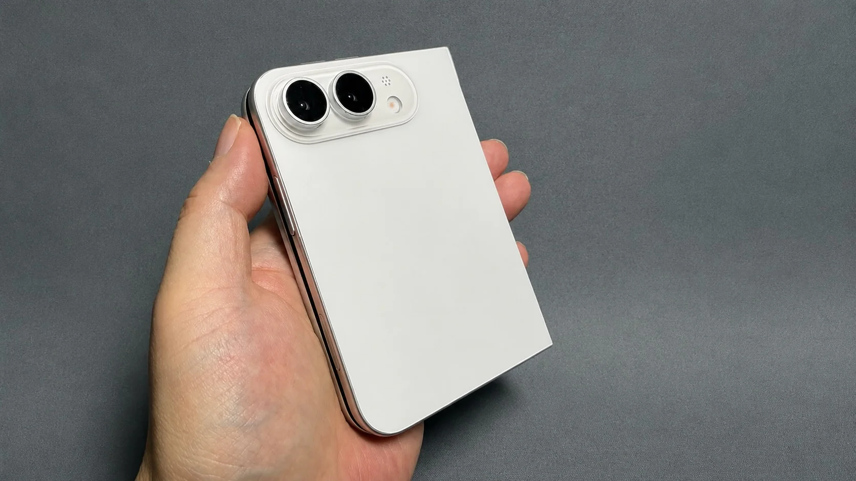 складной iPhone Ultra в чёрном и белом цветах