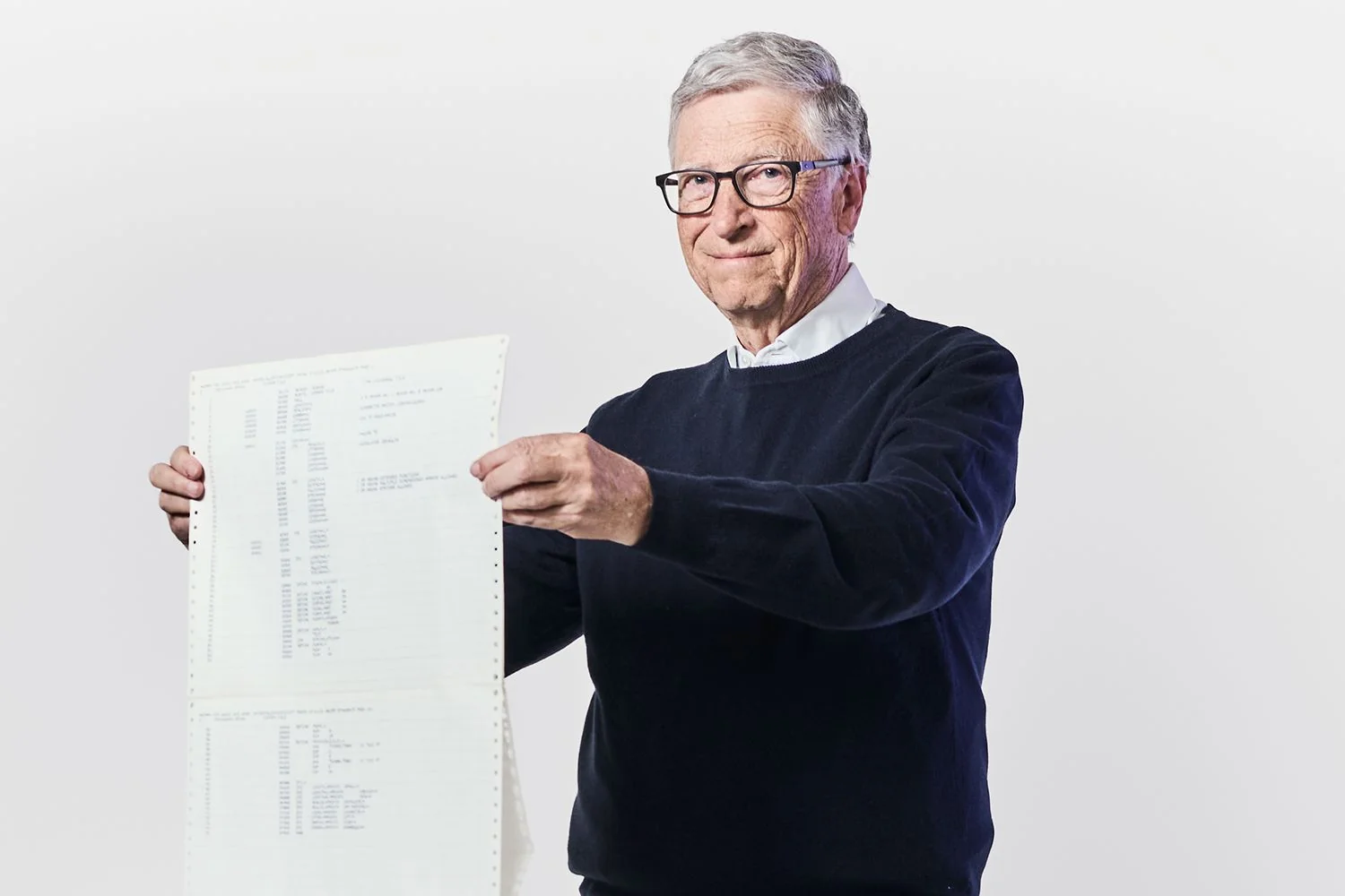Билл Гейтс на фоне логотипа Gates Notes