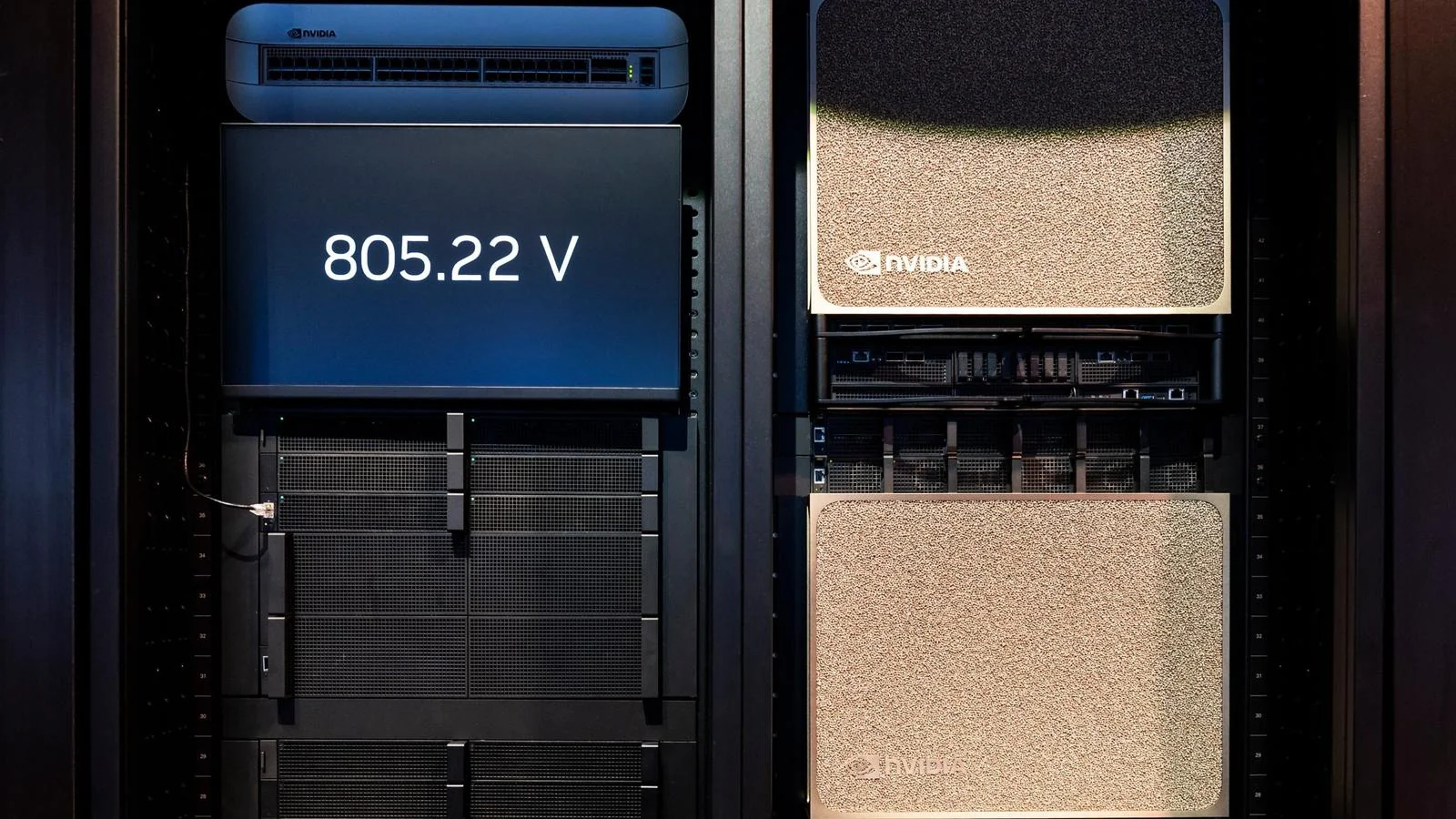 стойки с ускорителями Nvidia в дата-центре