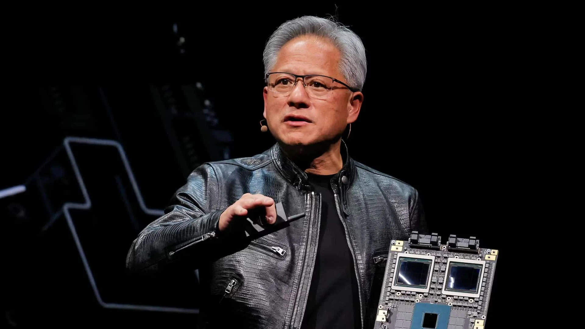 Дженсен Хуанг подписывает чип Nvidia