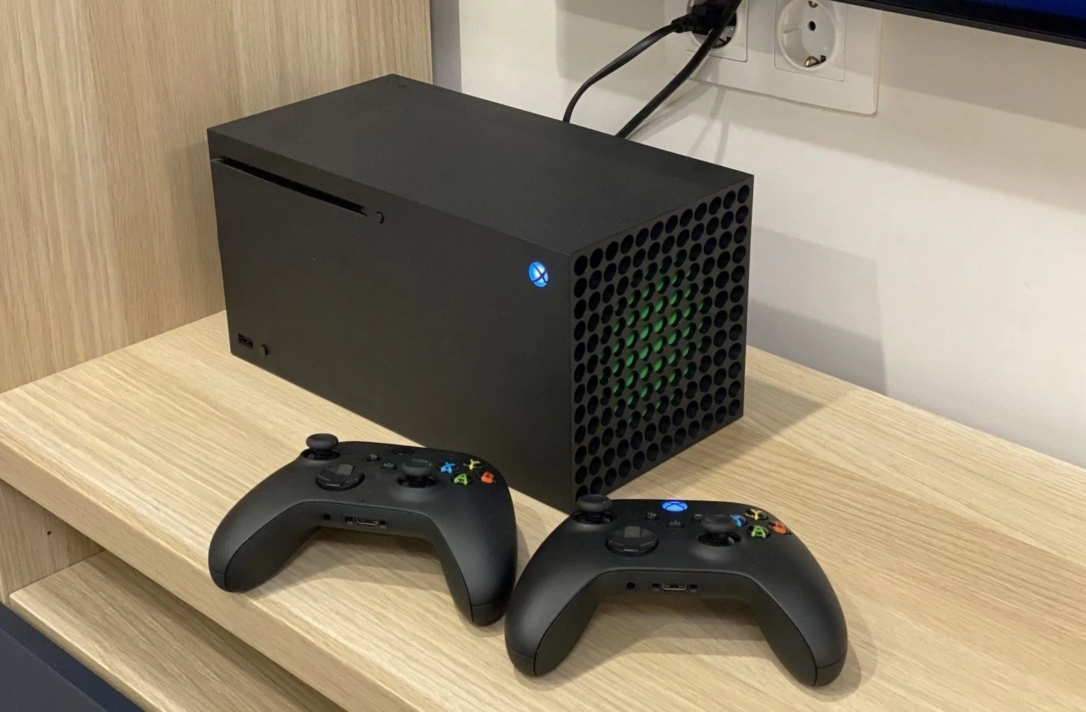 консоль Xbox Series X с игровым диском