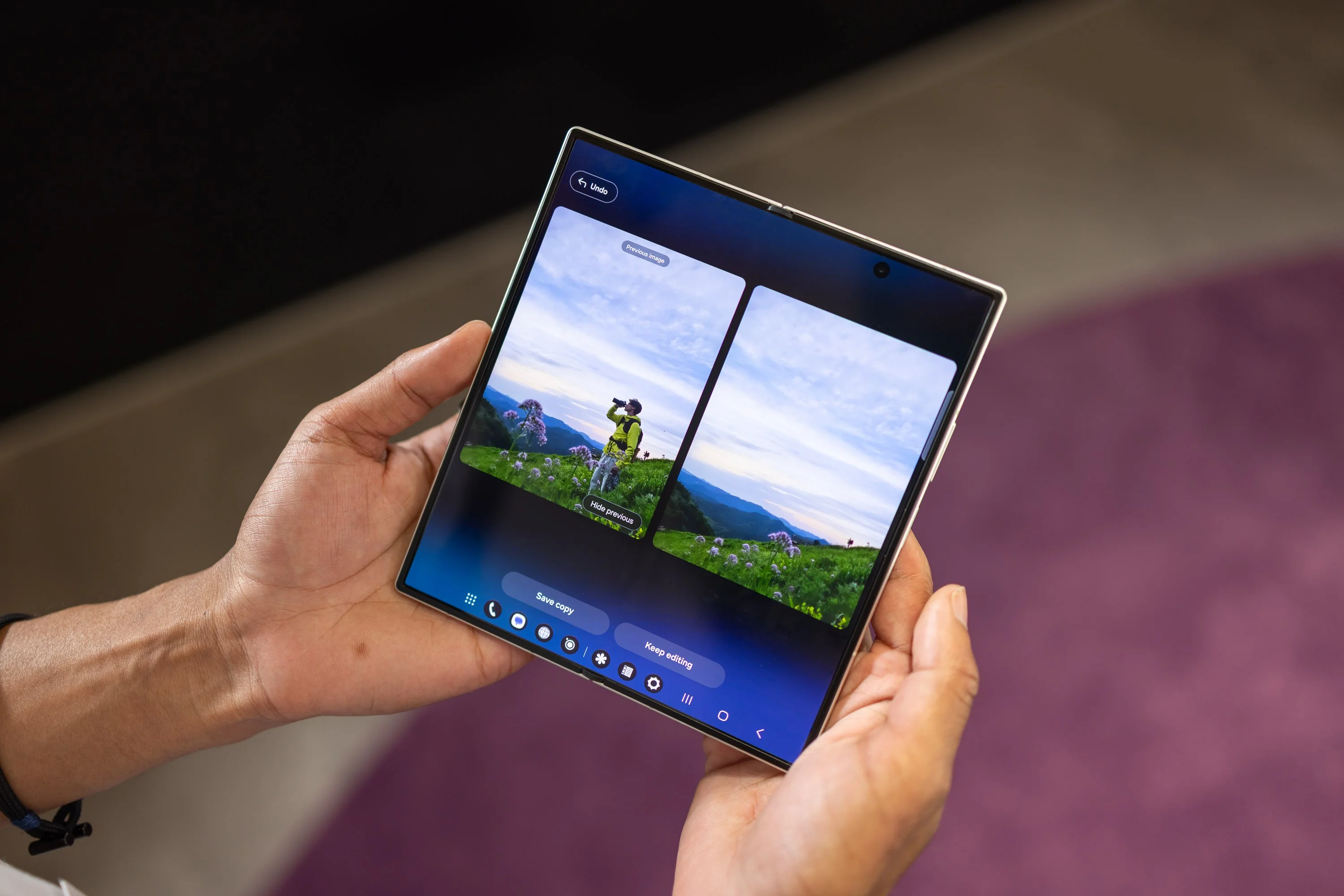 смартфон Samsung Galaxy Z Fold 8 Ultra в руках Зака Нельсона