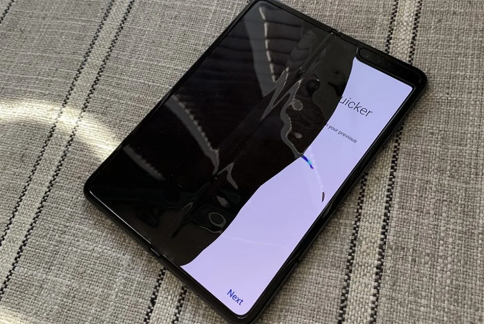момент поломки внутреннего экрана Samsung Galaxy Z Fold 8 Ultra при тесте на сгибание